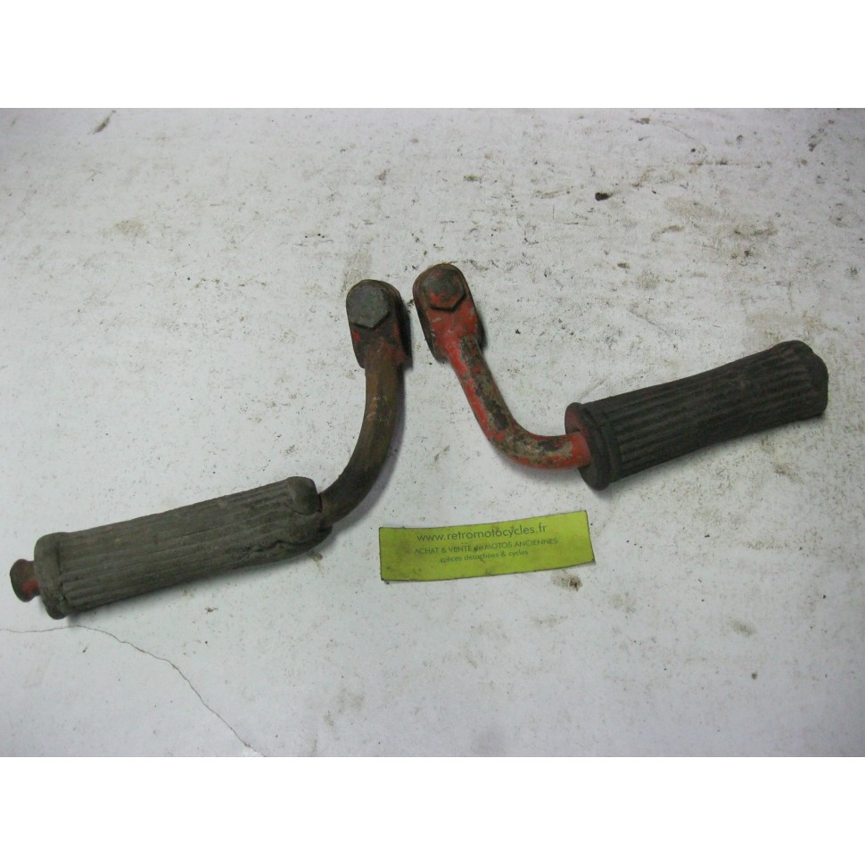 Paire de repose pied pilote PEUGEOT 125 / 175