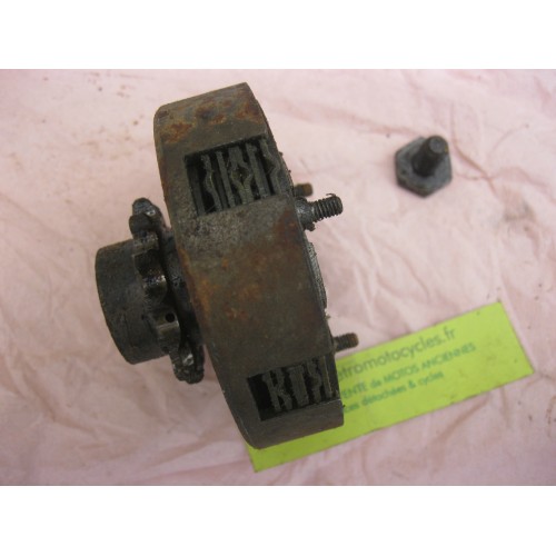 Ecrou d'&eacute;chappement PEUGEOT 125 / 175