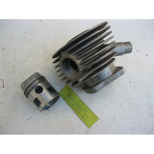 cylindre / piston Poney MOTOBECANE. N.O.S.